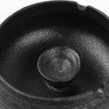 Accendino nero decorativo in ceramica con coperchio - 11x8cm portatile antivento per esterni e cancelleria