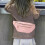 Pochete rosa com dois bolsos com zíper. 3