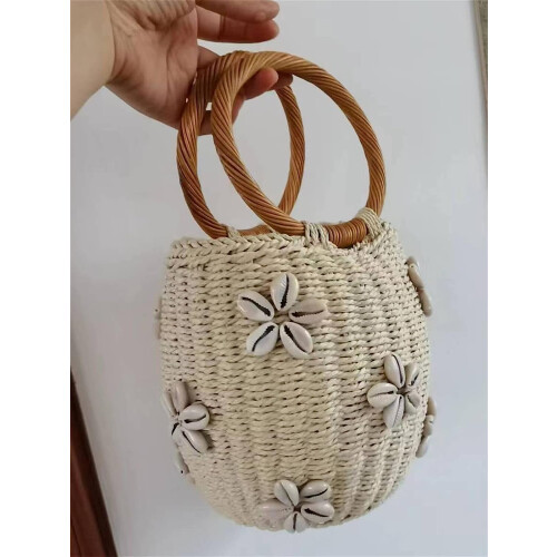 Γυναικεία ψάθινη τσάντα bucket με λεπτομέρεια από μαργαριταρένιο λουλούδι 2