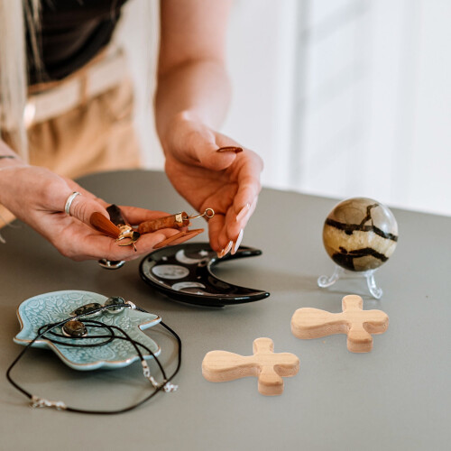Συμπαγής μπεζ πλαστικός σταυρός για αποθήκευση με λείες άκρες και στιβαρή 1