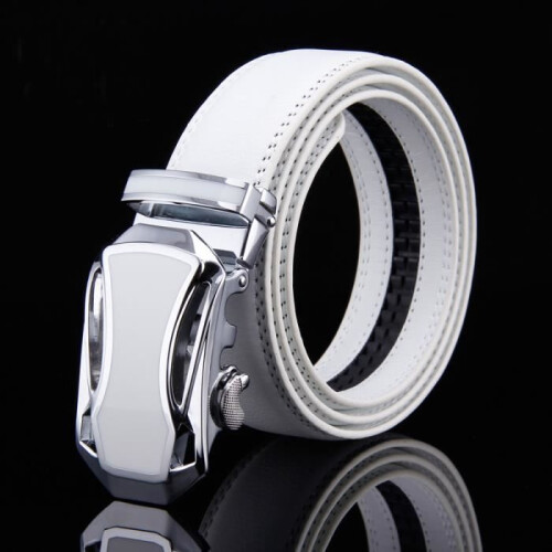 Cinto masculino de luxo em couro com fivela automática de metal, estilo executivo, branco.