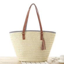 Bolsa feminina simples de palha, modelo ombro, com franjas, ideal para praia e férias. Possui zíper.