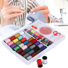 Caja de costura portátil con 64 rollos de hilo, agujas, tijeras y accesorios para bordar, manualidades y costura.