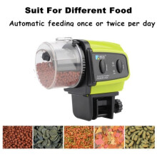 Automatische visvoeder met timer, werkt op batterijen, duurzaam en praktisch voor aquariums.