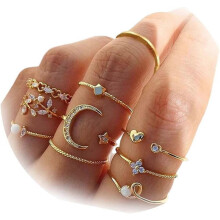 Anéis de ouro para usar em conjunto com outras joias, incluindo anéis de borboleta, anéis de cobra, anéis de lua e estrela e anéis de coraçã
