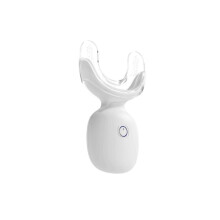Kit de blanqueamiento dental casero con desinfección UV y estuche de carga.