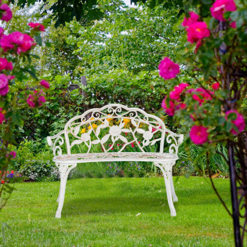 Banco de jardim branco-bronze com rosas 1