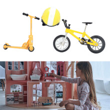 Set di bici e monopattino in miniatura con casco, giallo