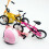 Set di biciclette e scooter in miniatura con casco - Rosa 12