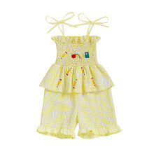 (4-5 Years, Yellow) Mono corto informal para niña, estampado de manzanas y lápices, tirantes con lazo, fruncido en los hombros.