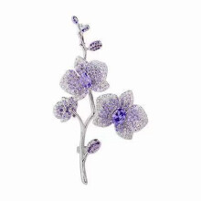 Un broche de orquídea Phalaenopsis morada, completamente nuevo y elegante, elaborado con una exquisita piedra de circonita, presume de un diseño