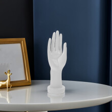 soportes blancos con forma de mano para exhibir joyas, ideales para anillos y pulseras, que mejoran la presentación en el hogar y en tiendas.