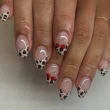 24 stuks korte Franse amandelvormige plaknagels met luipaard- en kersenprint voor dames, geschikt voor nail art en manicure.
