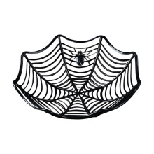 Złota pajęczyna na talerzu z owocami, dekoracja na Halloween