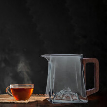 Tetera de vidrio con infusor, borosilicato, 946 ml, mango de madera, boquilla antigoteo, apta para lavavajillas.