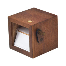 Álbum de fotos animado en caja de madera con movimiento manual