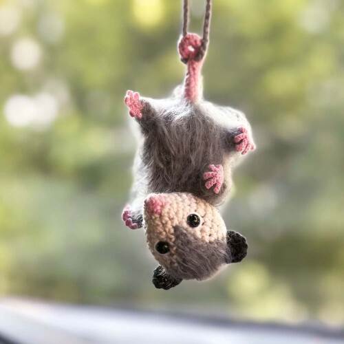 Handgefertigter gehäkelter Opossum-Autoanhänger
