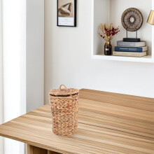 Corbeille à papier en osier naturel respirant, compacte et idéale pour le salon, la chambre ou le bureau.
