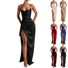 Vestido longo de cetim para noite, sem alças, com fenda e detalhe franzido.