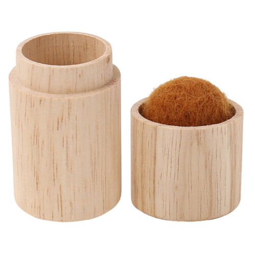 Puinen ompeluneulan pidike kannella – 8,5 x 4 cm