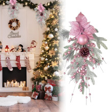 Guirlanda natalina com enfeites de Natal, poinsétias, pinhas e folhas nevadas para decoração de porta, janela ou lareira.