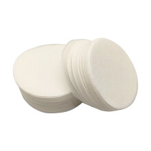 Verpakking van 100 wegwerp koffiefilters, rond, van natuurlijk papier, met een houtpulpstructuur voor koffie-extractie.