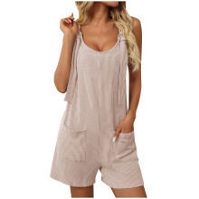 Macacão cáqui sem mangas, liso, com bolsos, gola redonda, modelo leve e casual – ideal para dias quentes.