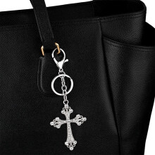 Porte-clés croix en filigrane | Breloque de sac en strass transparent pour femme | Cadeau chrétien avec pochette en velours argenté