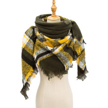 Cachecol feminino clássico com franjas e estampa xadrez para outono/inverno, ideal para o calor e uso como xale.