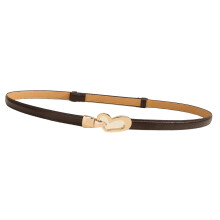 Cinturón ajustable de piel sintética suave con adorno de corazón para mujer. Elegante accesorio para vestido.