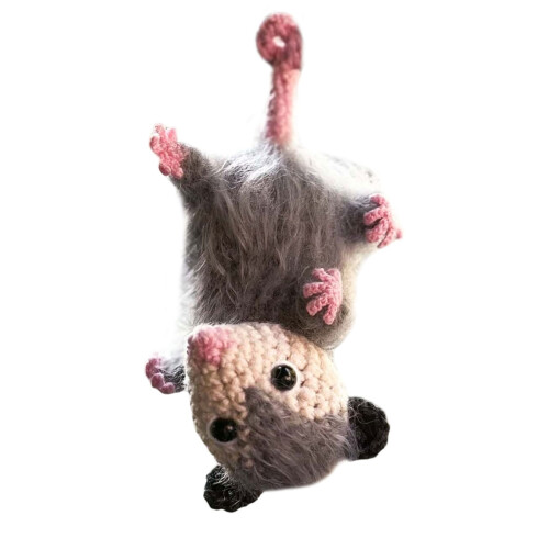 Handgefertigter gehäkelter Opossum-Autoanhänger 1