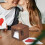 Foto-flipbook displaybox van hout met handbewegingen 8