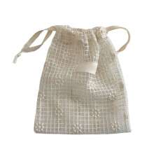 Met kant afgewerkte mesh-zakjes met trekkoord voor het opbergen van make-up, draagbare sieradenorganizer, tas met madeliefjesborduurwerk.