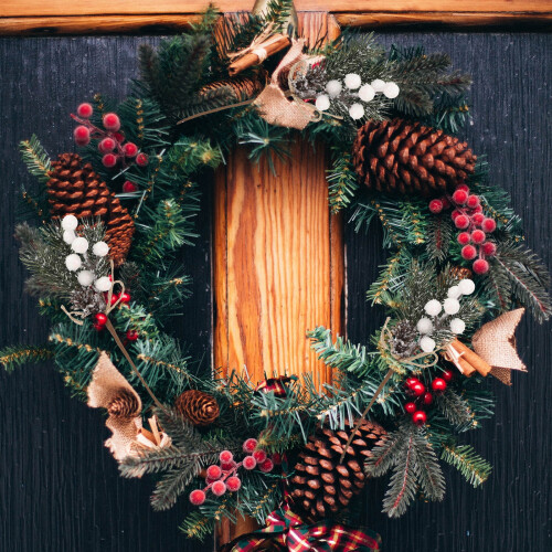 10 dennentakjes van wit schuimplastic voor het maken van een kerstkrans.