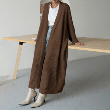 Cardigã feminino de tricô em tom claro café, longo e quentinho, peça essencial da moda outono/inverno.
