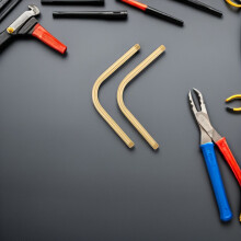 Lot de 2 tiges de fixation murales en cuivre doré, courbées et dotées d'un filetage M10 pour une installation facile.