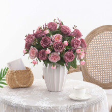 Composition de roses artificielles violettes en soie - Décoration florale chic pour un anniversaire, la fête des mères ou une table de salon,
