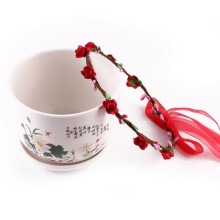 Fascia per capelli in tessuto con rose rosse, leggera e floreale, ideale per occasioni speciali.