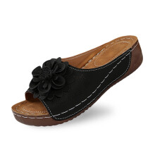 Elegante Damenpantoffeln mit Keilabsatz, Lederobermaterial und Blumenmuster – bequeme und stilvolle Schuhe. Farbe: Schwarz, Größe: 6,5.