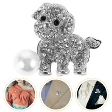 Broche de cachorro com strass para ocasiões formais e informais.