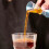 Set di 2 bicchieri dosatori per cocktail in plastica trasparente, ideali per bar, feste e cucina. 4