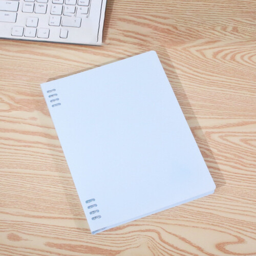 Cuaderno A5 con cubierta esmerilada extraíble e índice.