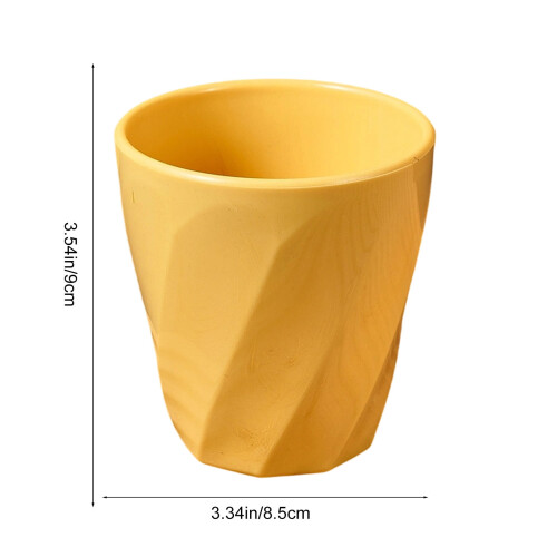 Vaso de plástico reutilizable y apilable de color amarillo. 2