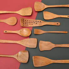 Houten keukengerei: lepels, antiaanbakspatel, kookgerei, houten spatel, platte spatel, geperforeerde spatel, schuine draaispatel, serveerlepel,
