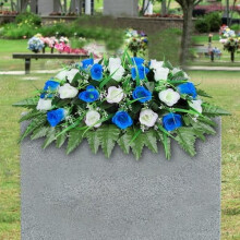 Künstliche Friedhofsblumen – Grabsattel- und Grabsteindekorationen für den Außenbereich, blaue und weiße Rosen zum Gedenktag (blau und weiß)…