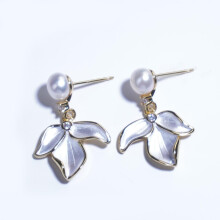 Boucles d'oreilles pendantes pétales blancs avec zircon pour femmes