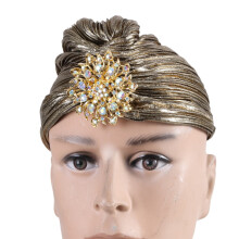 Turban indien pour femme, chapeau plissé doux pour les cheveux, hijab avec broche et bijoux.