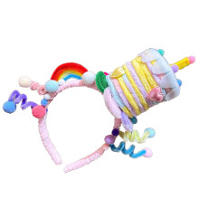 Feestelijke gedraaide haarband met sterrenversiering voor taartdecoratie. Comfortabele hoofdband voor kinderen en volwassenen.