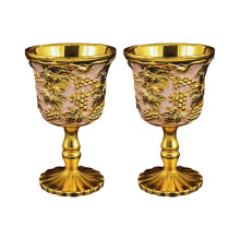 Een paar sierkoperen afwerkingsbekers met-gouden wit