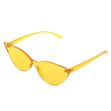 Lunettes de soleil œil de chat jaunes, légères et tendance, idéales pour les fêtes et la plage.